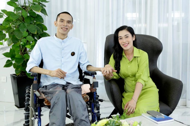 Cô gái miền Tây xinh đẹp yêu và cưới chàng trai nằm một chỗ