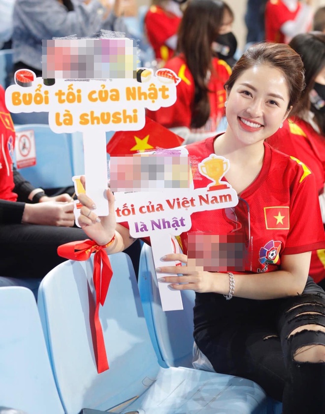 "Hot girl thị phi" Trâm Anh mượn cớ cổ vũ đội tuyển để quảng cáo cá độ
