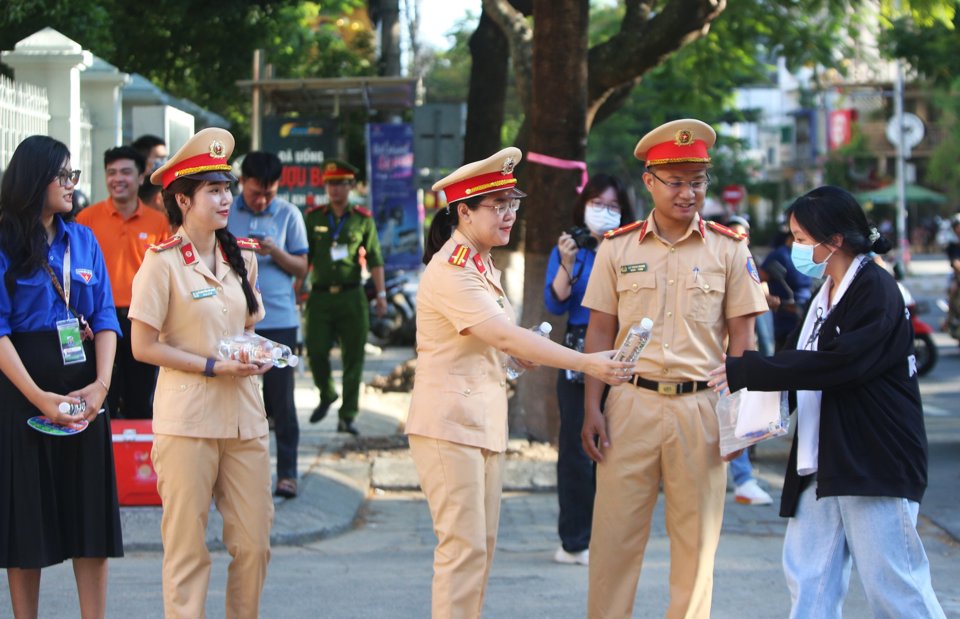 Thí sinh tại Đà Nắng được lực lượng CSGT phát nước mát (Ảnh: Quang Hải)